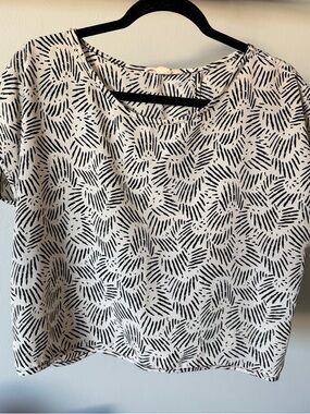 Forever 21 Black & White Short Sleeve Patterned Tee
